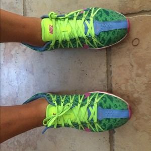 AMAZING NIKES SOLD