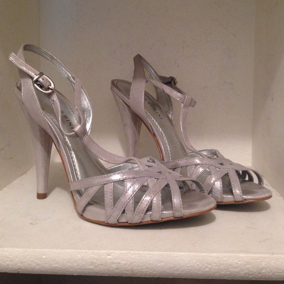 🎉New Years🎉 Gianni Bini Silver Slingback Heels