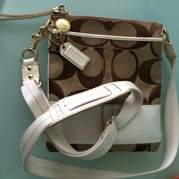 Coach Handbags - COACH shoulder bag. Authentic 💯