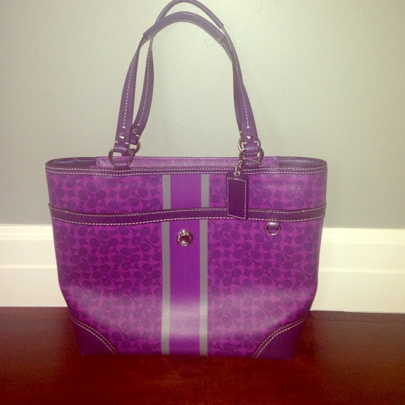 Plum coach hand bag😍👜