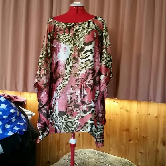👗SOLD👗3x top animal print with some paint