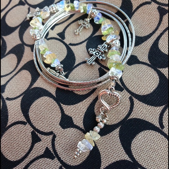 🙏Cross bracelet w/ bangles🙏
