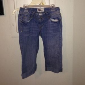 Size 1 capris. Worn a lot. But look new.