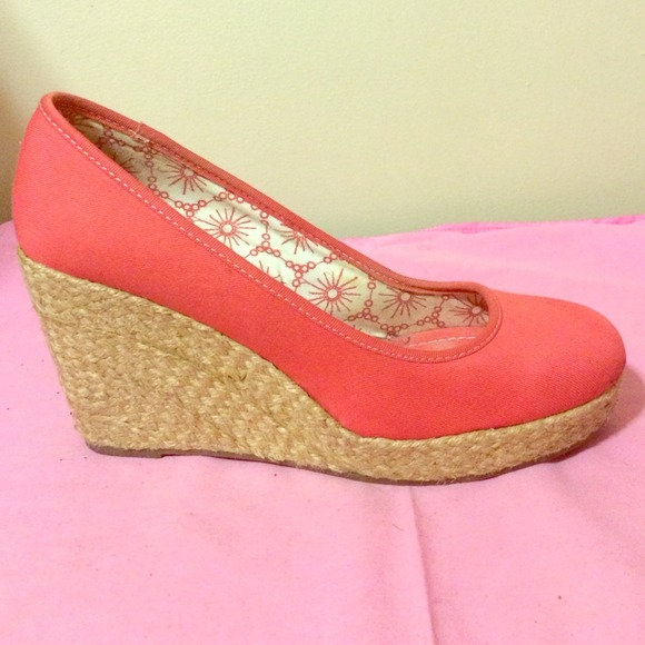 coral colored wedges