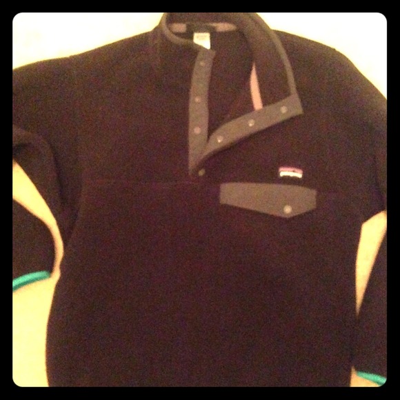 Black small Patagonia pullover