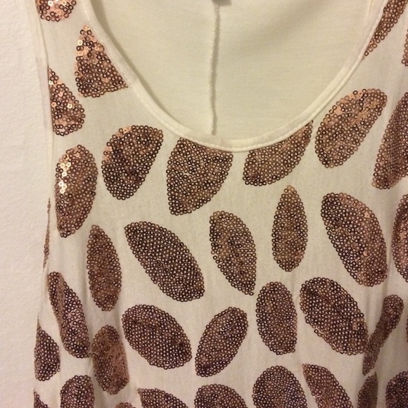 Cute tank w/ Sequin leaf design - Picture 2 of 2