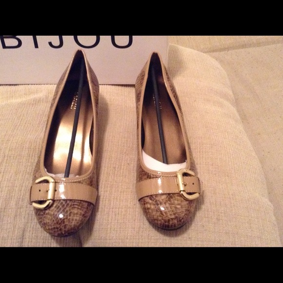 Tan ladies patent leather shoes