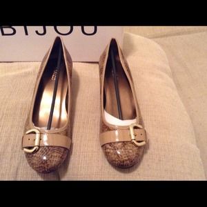 Tan ladies patent leather shoes