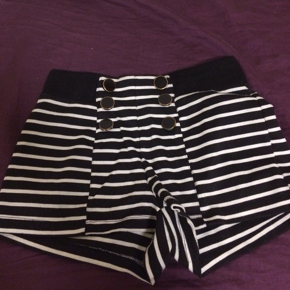 Stripped shorts💕