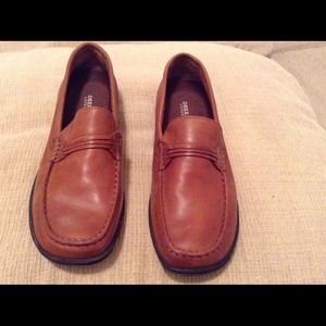 Brown ladies leather walking shoe. Wide width.