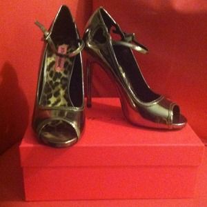 Betsey Johnson pewter Mimie heels