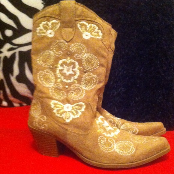 FUN FRIDAY SALE🎉🎉🎉Camel colored Boots