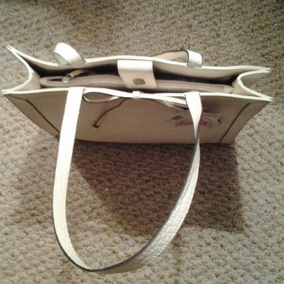 New LIZ CLAIRBORNE off white hand bag - Picture 2 of 3