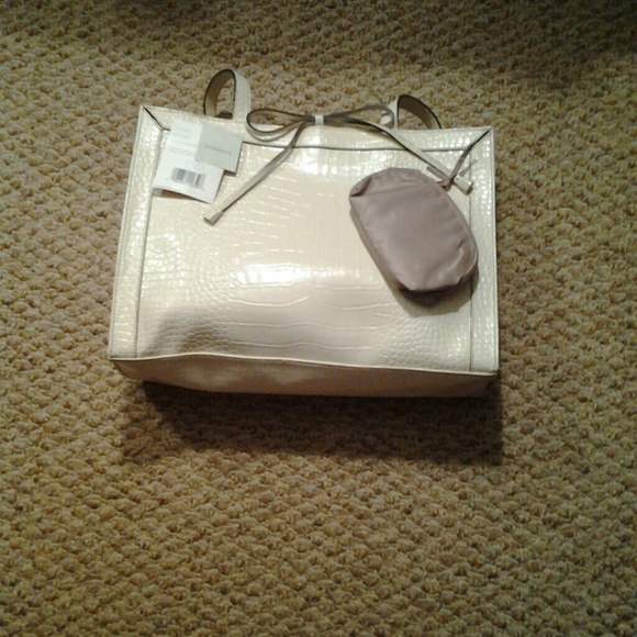 New LIZ CLAIRBORNE off white hand bag - Picture 3 of 3