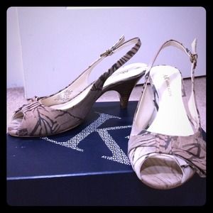 Low heel, peep toe pump