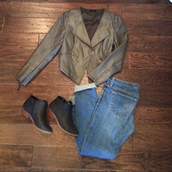 Adorable grey faux leather jacket R5