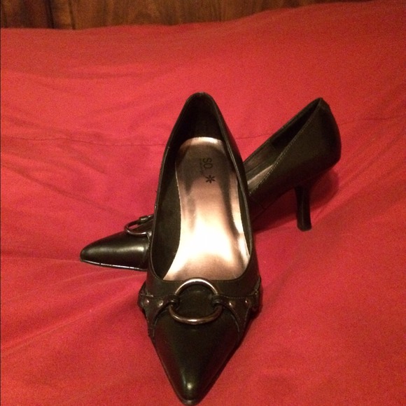 Pointy, balck, dressy pumps