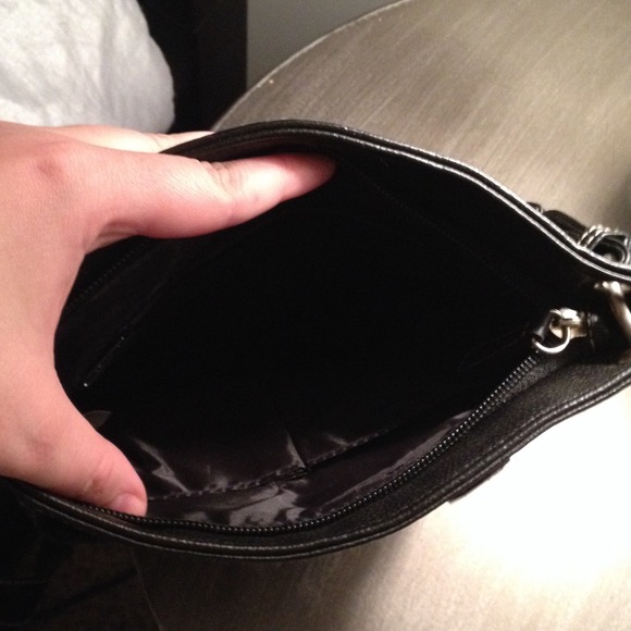 Black leather cross body bag. - Picture 3 of 3