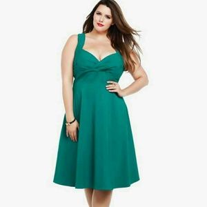 Perfect holiday dress! Emerald Green Torrid