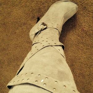 Gorgeous gray boots for fall