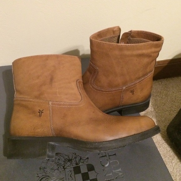 Like new small frye boots