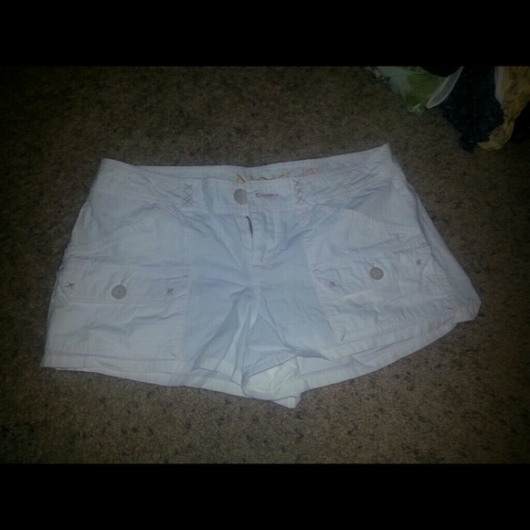 White shorts - Picture 2 of 3