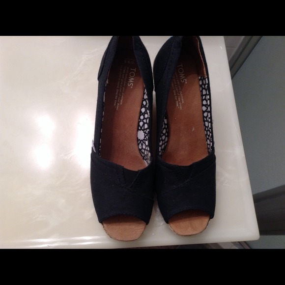 Tom's black wedges like new