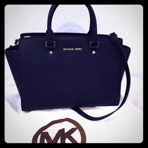 ✅sold Michael kors Selma medium bag navy blue