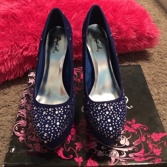 Blue rhinestoned pumps