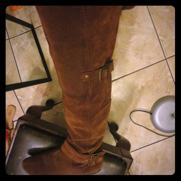 Knee high brown boots hold for gabby!