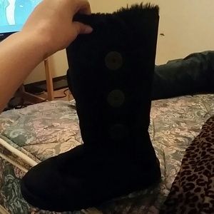 Tall bailey button Uggs MAKE OFFER (:
