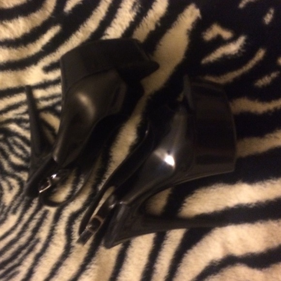 Black pumps