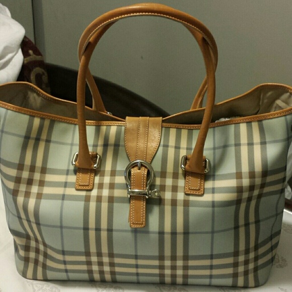 Authentic Burberry Bag..1DA PECIAL SALE 🎉🎊🎍🎋🎋