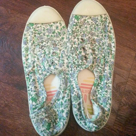 Old navy slip on canvas shoes size 7
