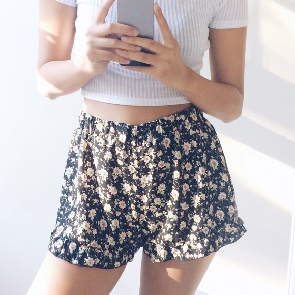 Other - TOBI Floral Ruffle Shorts