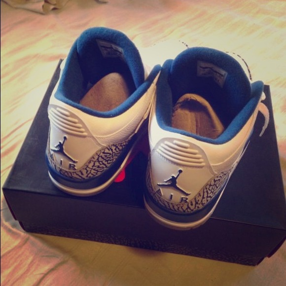 Jordan Shoes - Blue and white tru Blues Jordans