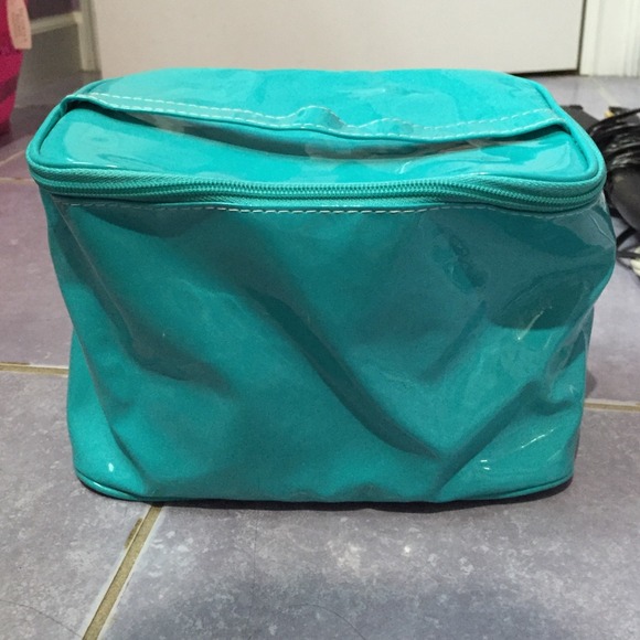 Clinique Makeup Bag - Picture 1 of 4