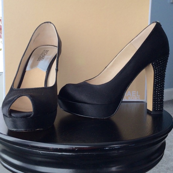 ***ON HOLD***Michael Kors sat pumps/embellished