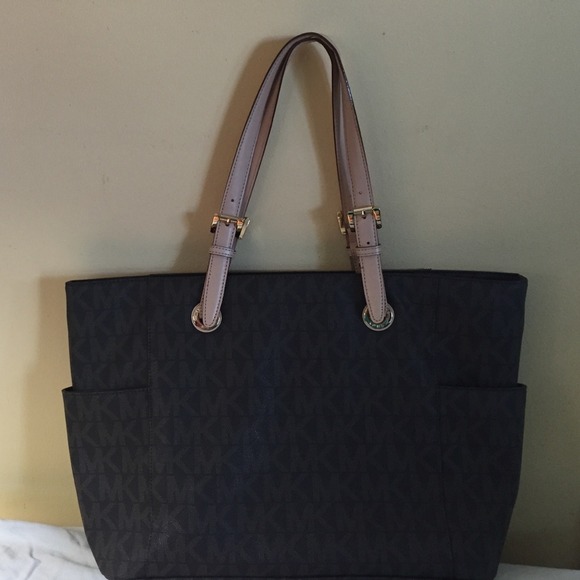 SOLD! Michael Kors Purse - Picture 2 of 4