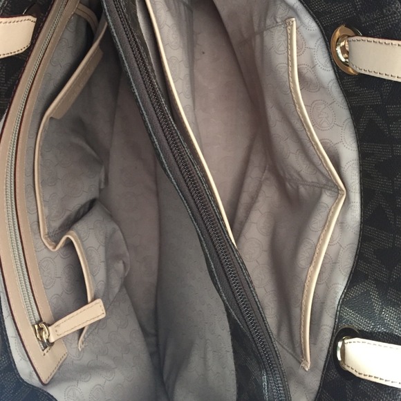 SOLD! Michael Kors Purse - Picture 3 of 4