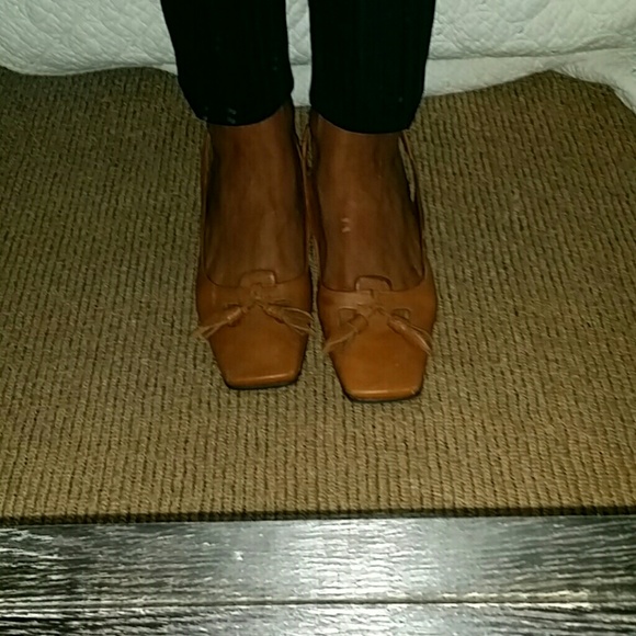 Enzo Angiolini Luggage tan tassel sling backs