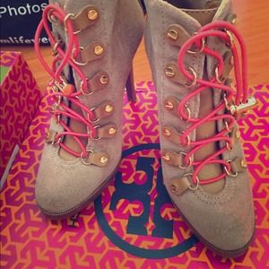 Halima Tory Suede. Camel/Royal Tan/Red