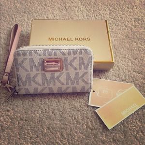 Cream Michael Kors iPhone wristlet✨