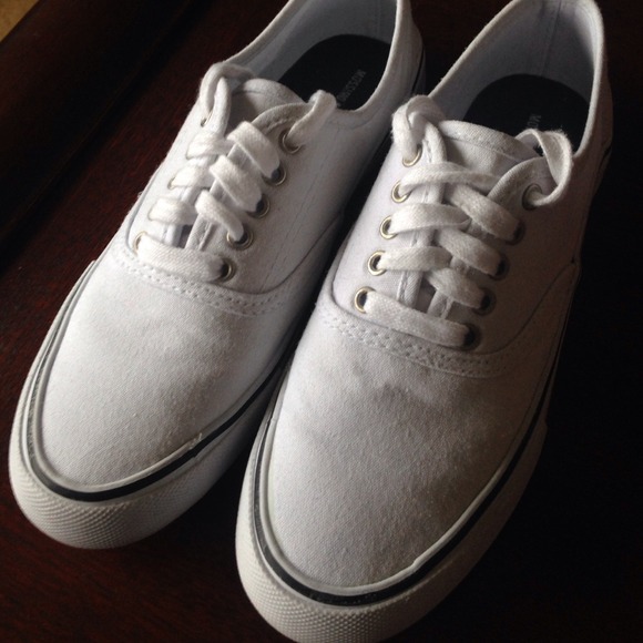 White waterproof canvas shoes