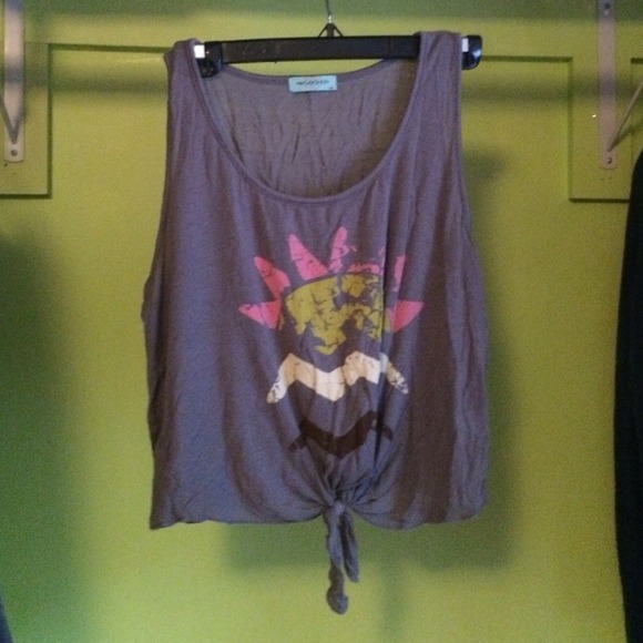 Cropped and tied tee
