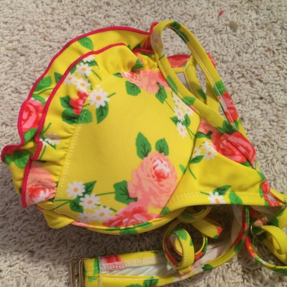 Yellow flowered bikini set - Picture 2 of 4