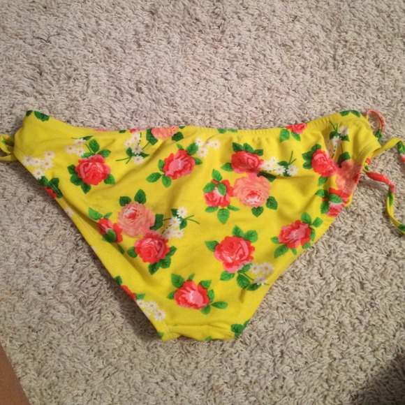 Yellow flowered bikini set - Picture 3 of 4