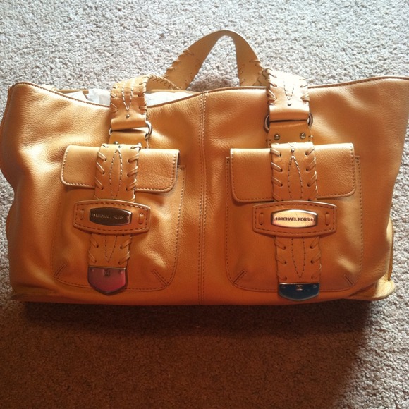 Michael Kors Handbags - 🎉HP🎉 Buttery leather MK bag