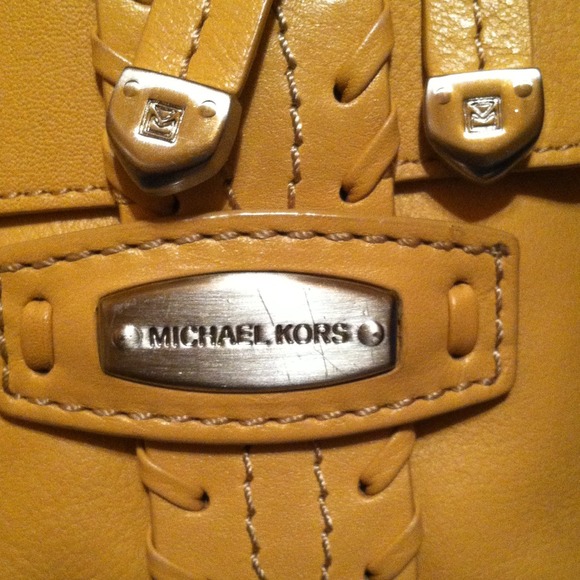 🎉HP🎉 Buttery leather MK bag - Picture 4 of 4