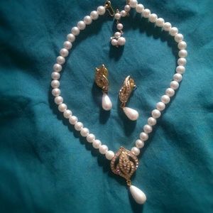 Pearl/diamonds necklace set